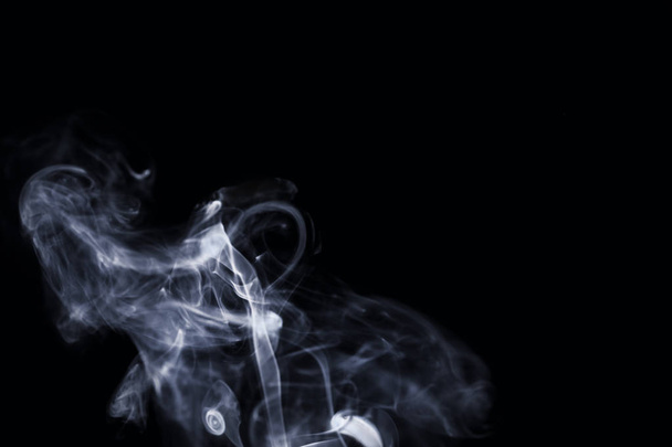 Koyu arkaplanda beyaz duman - Fotoğraf, Görsel