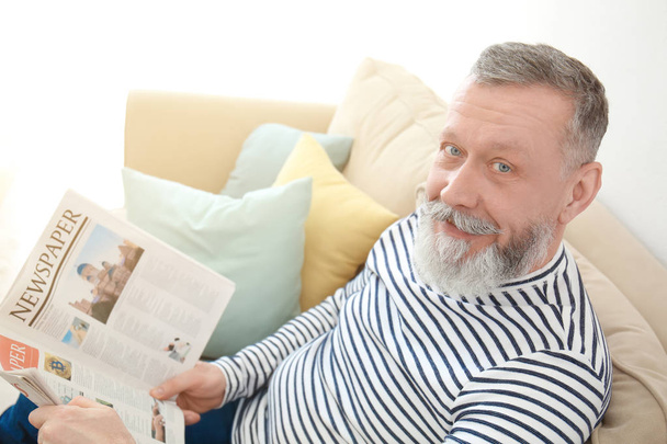 Senior liest Zeitung zu Hause - Foto, Bild