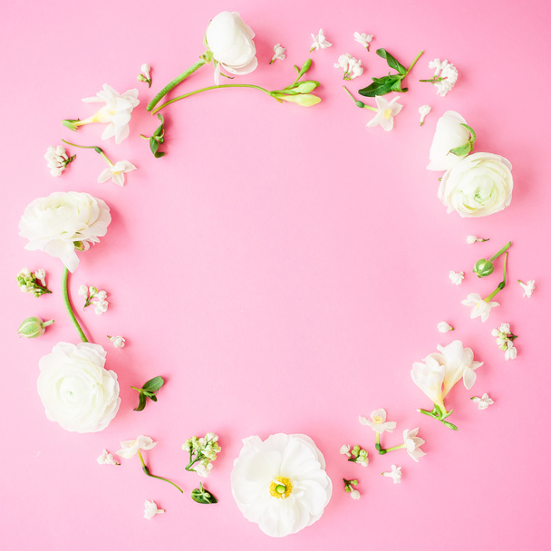 Bovenaanzicht cirkel van bloemen op pastel roze achtergrond  - Foto, afbeelding