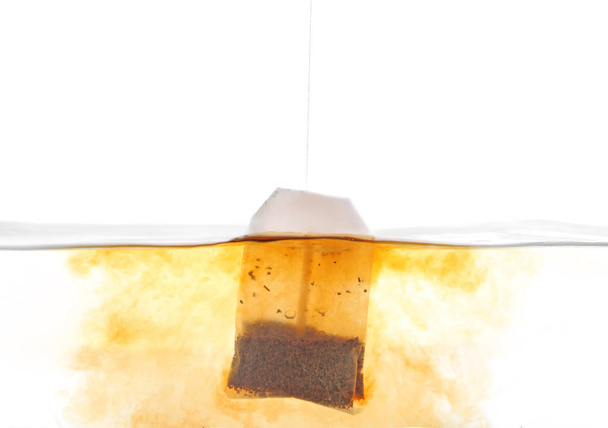 Ζυθοποιίας ζεστό ρόφημα με τσάι τσάντα, κοντινό πλάνο - Φωτογραφία, εικόνα