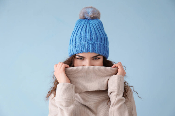 Beautiful young woman in warm clothes on color background - Foto, immagini