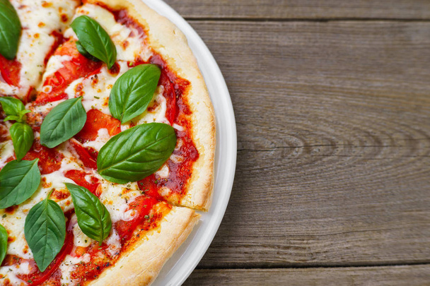 Tradycyjne włoskie jedzenie, Margherita pizza - Zdjęcie, obraz
