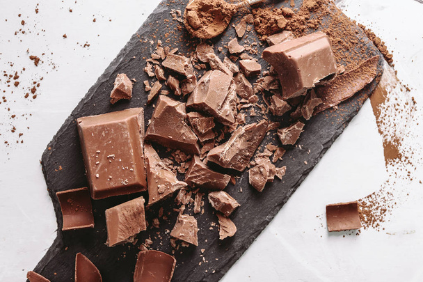 arduvaz levha üzerine çikolata parçaları - Fotoğraf, Görsel