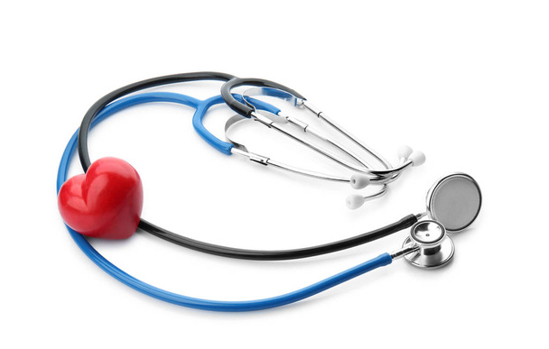Tıbbi Stetoskoplar beyaz arka plan üzerinde kalp ile. Sağlık kavramı - Fotoğraf, Görsel