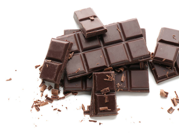 Palaset maukasta tummaa suklaata valkoisella taustalla
 - Valokuva, kuva