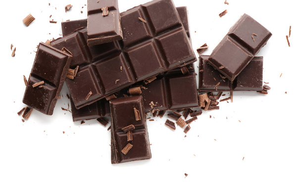 Trozos de sabroso chocolate negro sobre fondo blanco
 - Foto, imagen