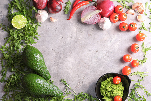 Összetétele friss guacamole tálba, és a zöldségek, a szürke háttér - Fotó, kép