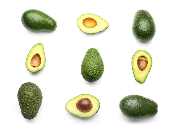 Rijpe avocado's op witte achtergrond, plat leggen - Foto, afbeelding