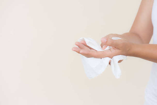 Uma mulher a limpar as mãos com um lenço. Conceito médico e de saúde
. - Foto, Imagem