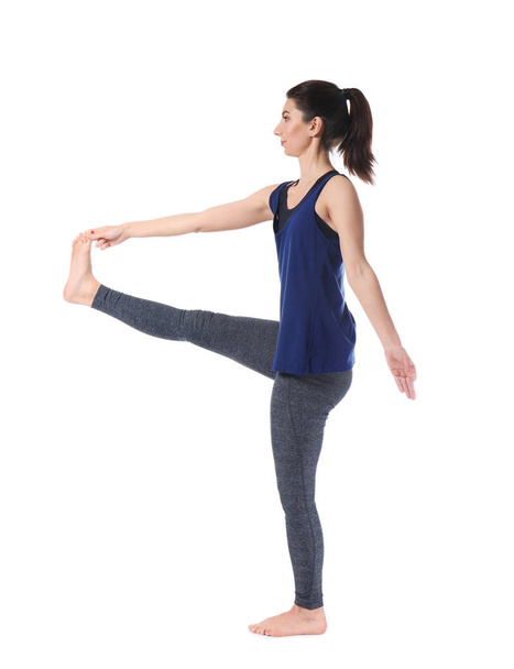 Junge Frau praktiziert Yoga auf weißem Hintergrund - Foto, Bild