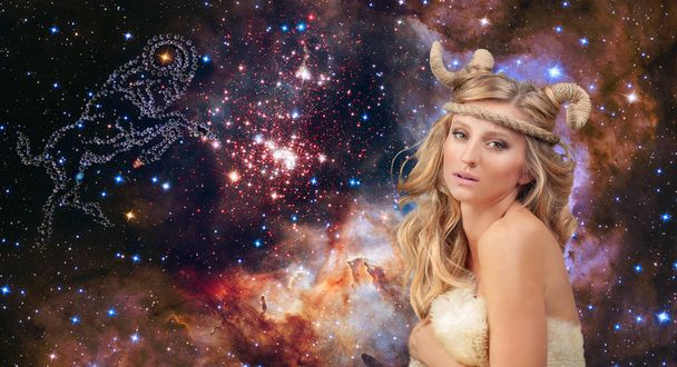 Astrología. Signo del Zodíaco de Aries. Aries mujer en noche cielo fondo
 - Foto, Imagen