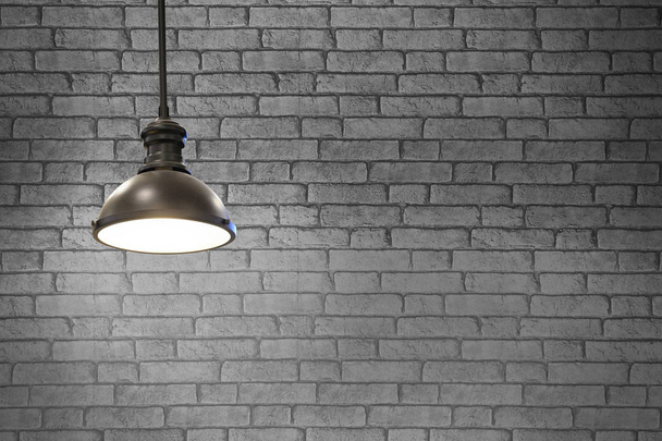Lampy podłogowe w restauracji na szarym tle, koncepcja wnętrza ze światłami muru. - Zdjęcie, obraz