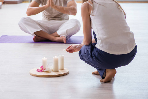 Persoonlijke begeleiding tijdens yogasessie - Foto, afbeelding