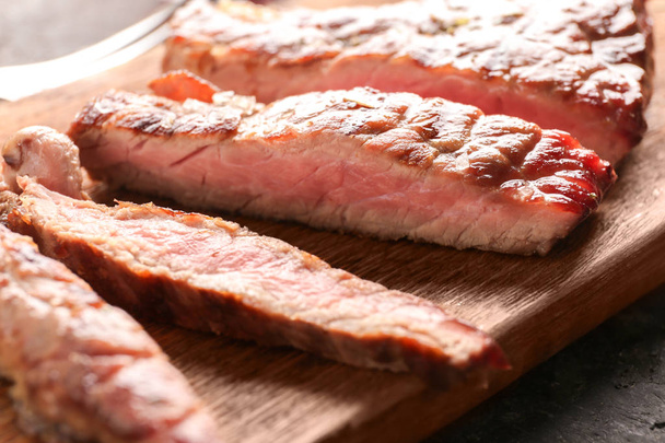 Tasty grilled steak on wooden board, closeup - Foto, Imagem