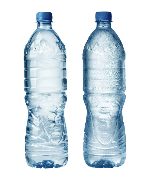 blaue Wasserflaschen mit Tropfen isoliert auf weißem Hintergrund - Foto, Bild