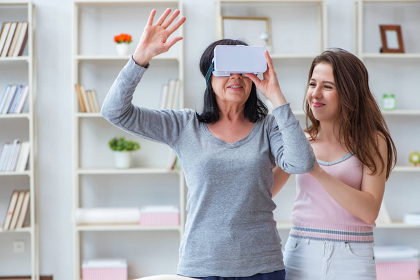Senior vrouw ervaart virtual reality bril - Foto, afbeelding