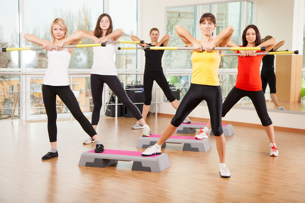 Entrenamiento en grupo en una clase de fitness
 - Foto, imagen