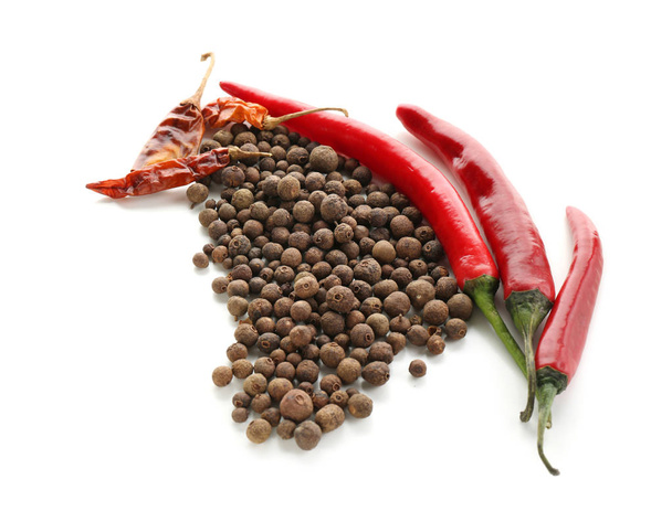 Piment-Pfeffer mit Chili auf weißem Hintergrund - Foto, Bild