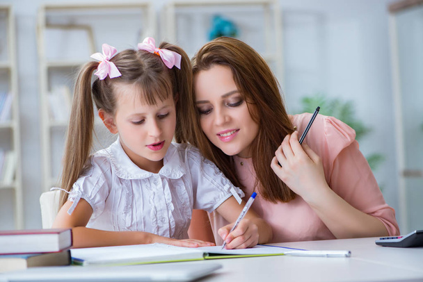 Madre aiutare sua figlia a fare i compiti - Foto, immagini