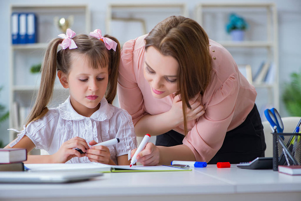 Mãe ajudando sua filha a fazer lição de casa - Foto, Imagem