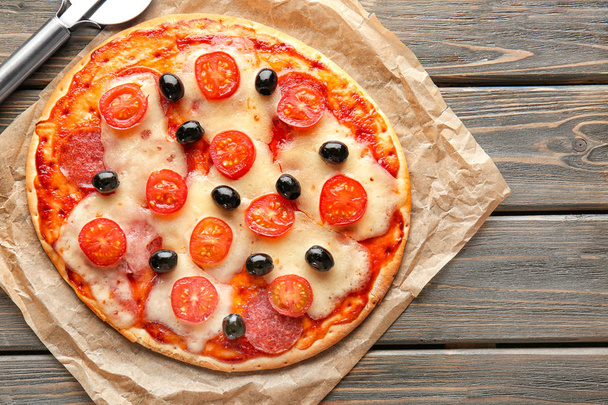 Смачна італійська піца на дерев'яні таблиці - Фото, зображення
