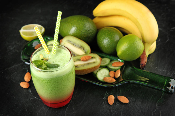 Стакан вкусного коктейля с авокадо на столе
 - Фото, изображение