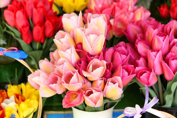 Lale çiçek dükkanında güzel demetleri - Fotoğraf, Görsel