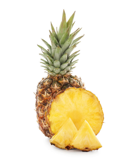 köstliche Ananas mit Scheiben auf weißem Hintergrund - Foto, Bild