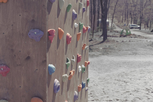 Деревянная стена для скалолазания. Спорт экстремально разноцветный фон
 - Фото, изображение