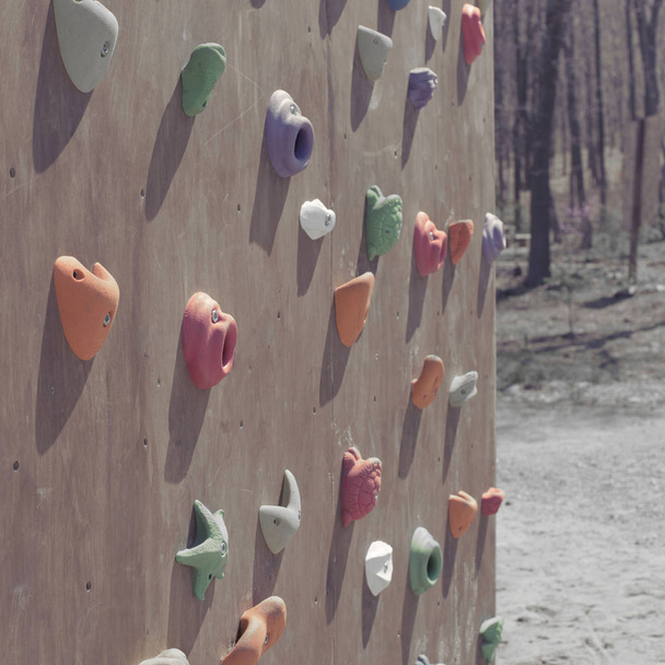 登ってすぐの木製の壁。スポーツ極端な多色の背景 - 写真・画像