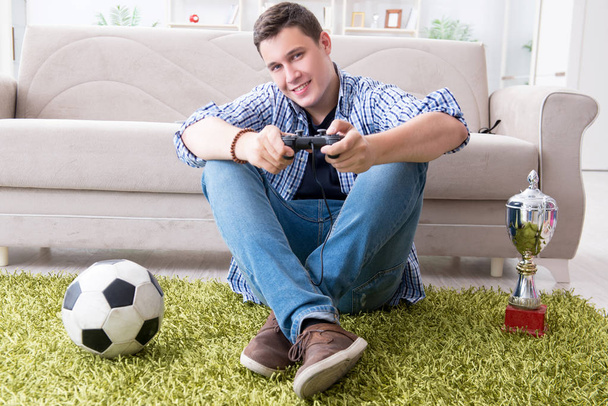 Jeune homme jouant à des jeux informatiques à la maison - Photo, image