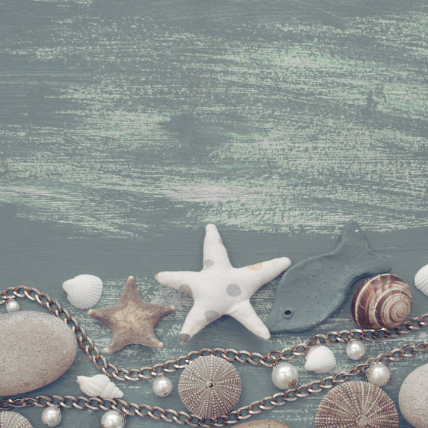 Doğal ahşap retro deniz kabuğu taş arka plan. Dekoratif kompozisyon düz yatıyordu - Fotoğraf, Görsel