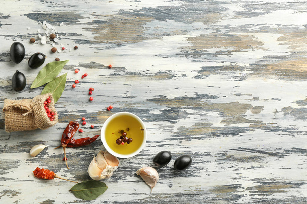 Samenstelling met olijfolie en kruiden op houten achtergrond - Foto, afbeelding