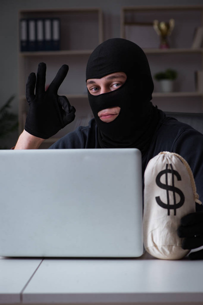 Hacker piratería informática tarde en la noche - Foto, imagen