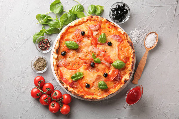 Pizza savoureuse avec sauce et épices sur la table
 - Photo, image