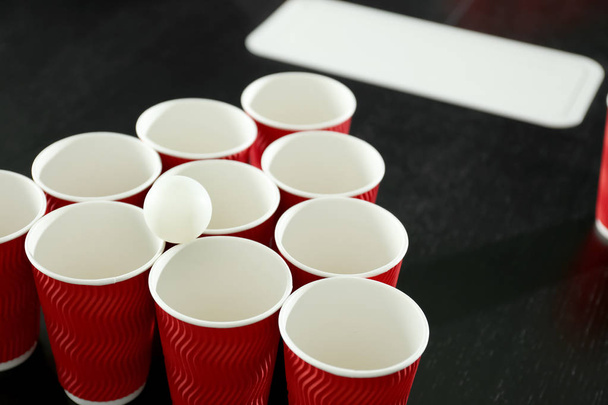 Set per birra gioco da ping pong sul tavolo
 - Foto, immagini