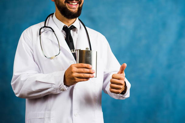 Homme médecin tenant une fiole de hanche fermer
 - Photo, image