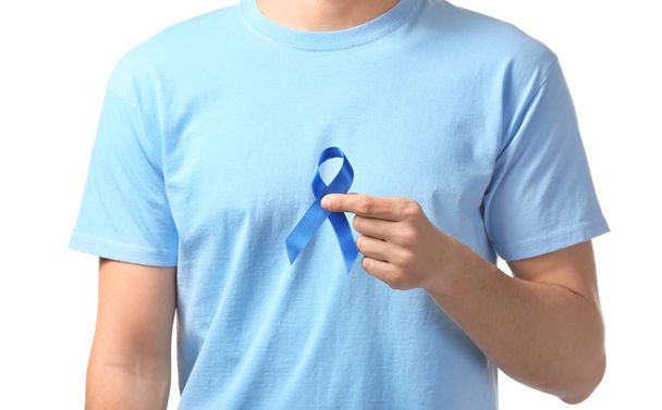 Мужчина с голубой лентой на белом фоне. Концепция рака предстательной железы
 - Фото, изображение