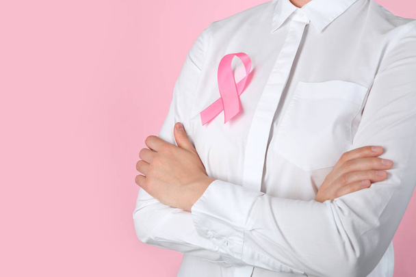 Arts met roze lint kleed tegen de achtergrondkleur. Borst kanker bewustzijn concept - Foto, afbeelding