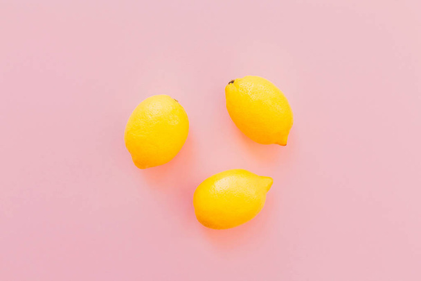 keltainen sitruunat trendikäs vaaleanpunainen paperi tausta tasainen lay. kesän hedelmäkonsepti, värikäs kuvio. Lomatunnelmia. cocktailien ja juomien käsite
 - Valokuva, kuva