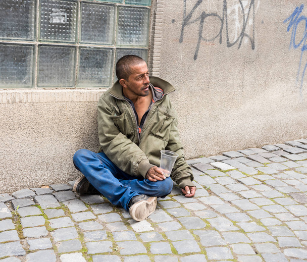 Bezdomny człowiek na ulicy miasta. Senior żebrak - Zdjęcie, obraz