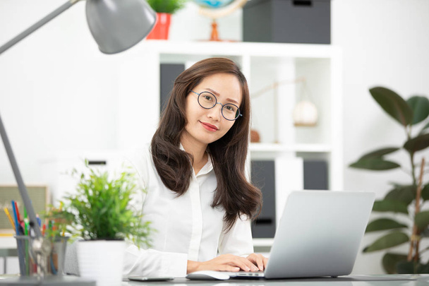 Mujer asiática usando el ordenador portátil en la oficina en casa, concepto de estilo de vida de la mujer asiática
. - Foto, imagen