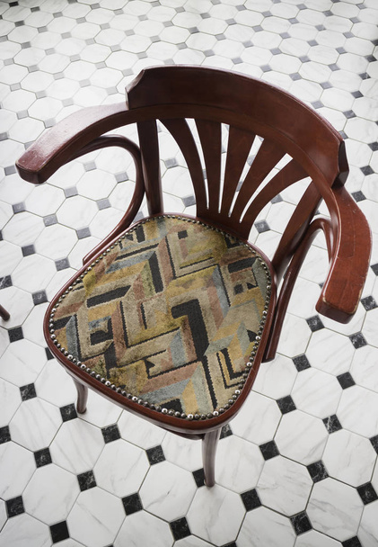 Ohýbané dřevěné jídelní židle v restauraci, fotografie - Fotografie, Obrázek