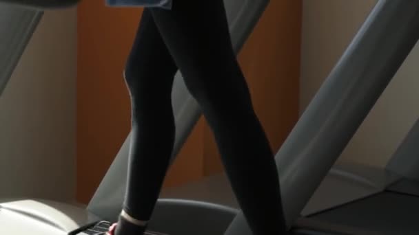 Σπορ γυναίκα κάνει μια προπόνηση treadmill - Πλάνα, βίντεο