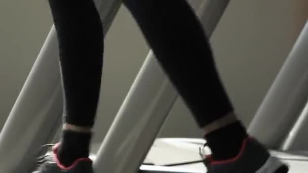 Sporty woman running on the treadmill - Záběry, video