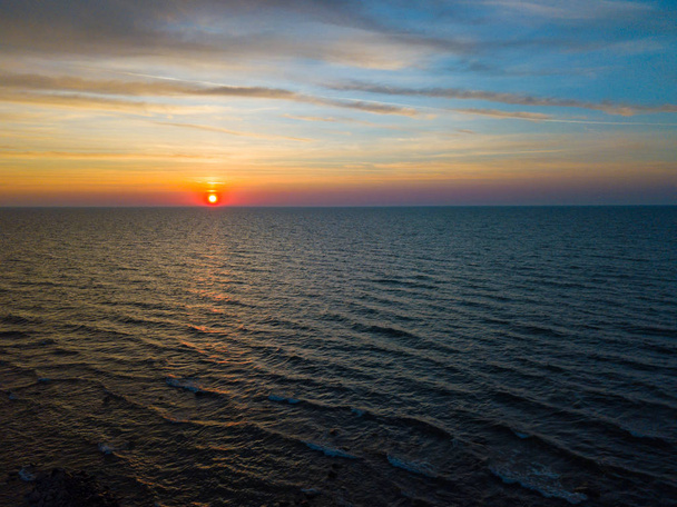 Piękny zachód słońca na morzu boczne z kamieni - Zdjęcie, obraz