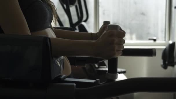 Sportovní žena vykonávat její nohy v posilovně - Záběry, video
