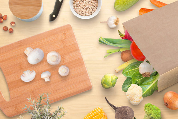 Mutfak masasında kesme tahtası, mantar, baharatlar ve şehir piyasadan taze sebze. - Fotoğraf, Görsel