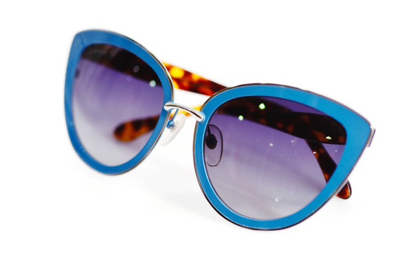 Стильні жіночі сонцезахисні окуляри на білому тлі
 - Фото, зображення