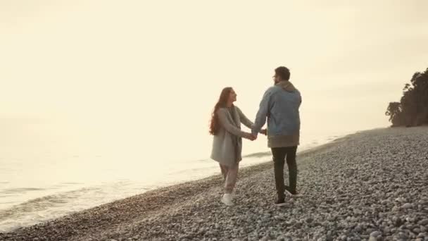 αγαπώντας συζύγων περάσετε χρόνο στην παραλία στο τρυφερότητα και φροντίδας για τον άλλον - Πλάνα, βίντεο